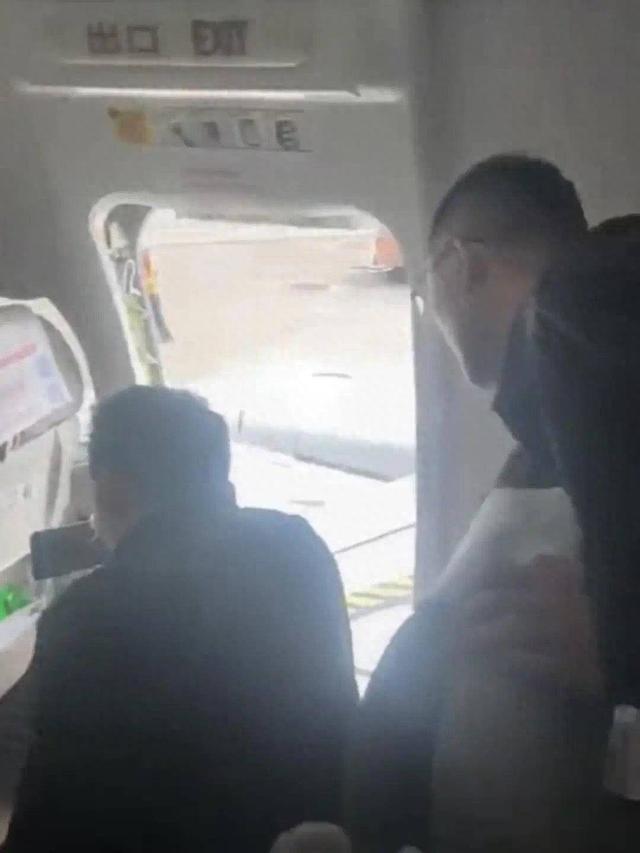 航班刚落地舱内应急出口就被乘客打开航司：涉事乘客已被警方带走(图1)