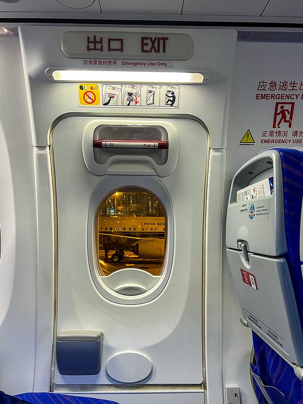 飞机上擅自打开应急舱门有何后果？乘机坐在这个位置须注意(图1)