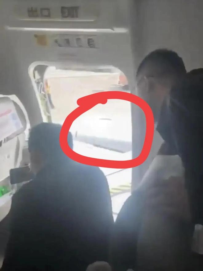 摊上大事了！东航一飞机安全出口被乘客打开已被警方带走(图2)