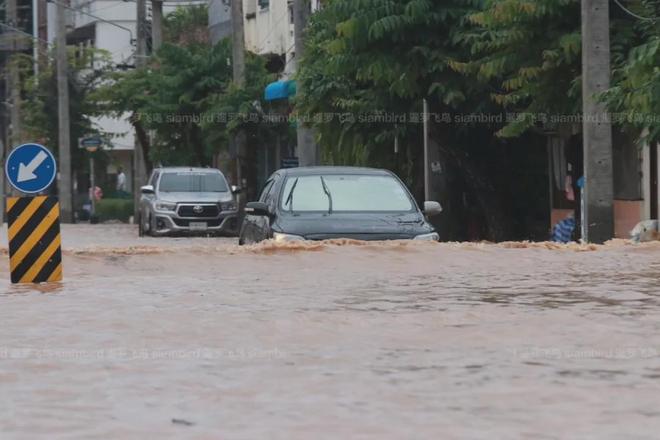 泰国湄平河洪水泛滥清迈市区被淹(图1)