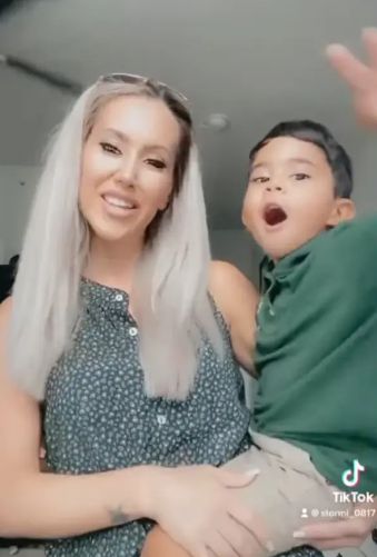 泪崩！美国妹子和父母儿子被洪水包围困在屋顶不久后她亲眼看着家人被冲走(图3)