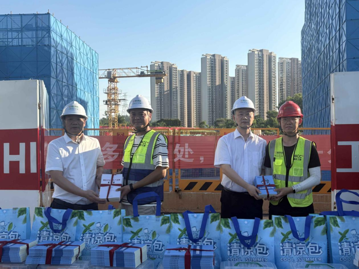 送法进企业送清凉到现场湖北省应急管理厅携手企业构筑安全同心圆(图2)