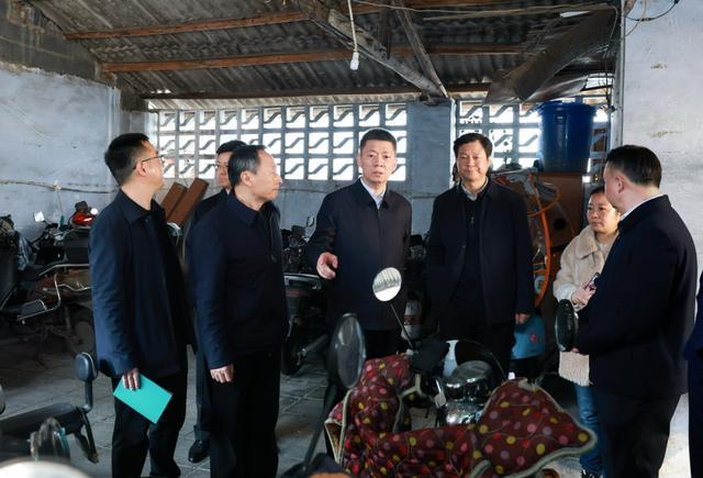 曹立军陈书平检查节日安全生产和市场保供工作并走访慰问一线工作人员(图4)