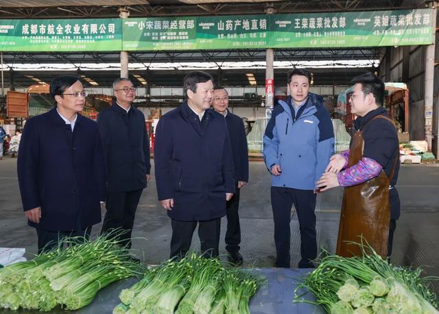 曹立军陈书平检查节日安全生产和市场保供工作并走访慰问一线工作人员(图2)