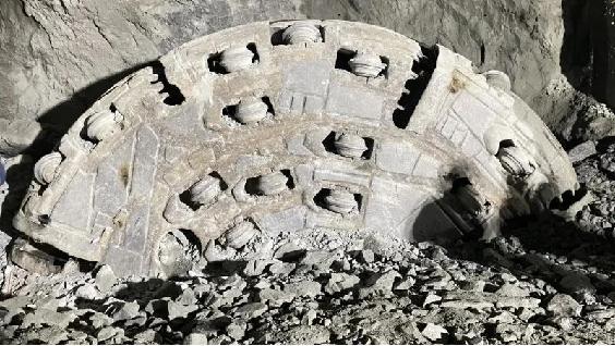 一种地震逃生用避难床舱的制作方法(图1)